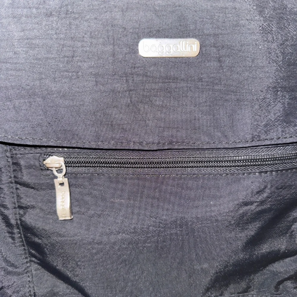 Baggalini nylon cross body bag - Picture 2 of 9